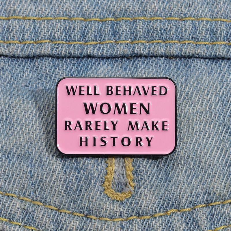 Feministische Emaille Spelden  - Jewelry Making History recensie en prijs